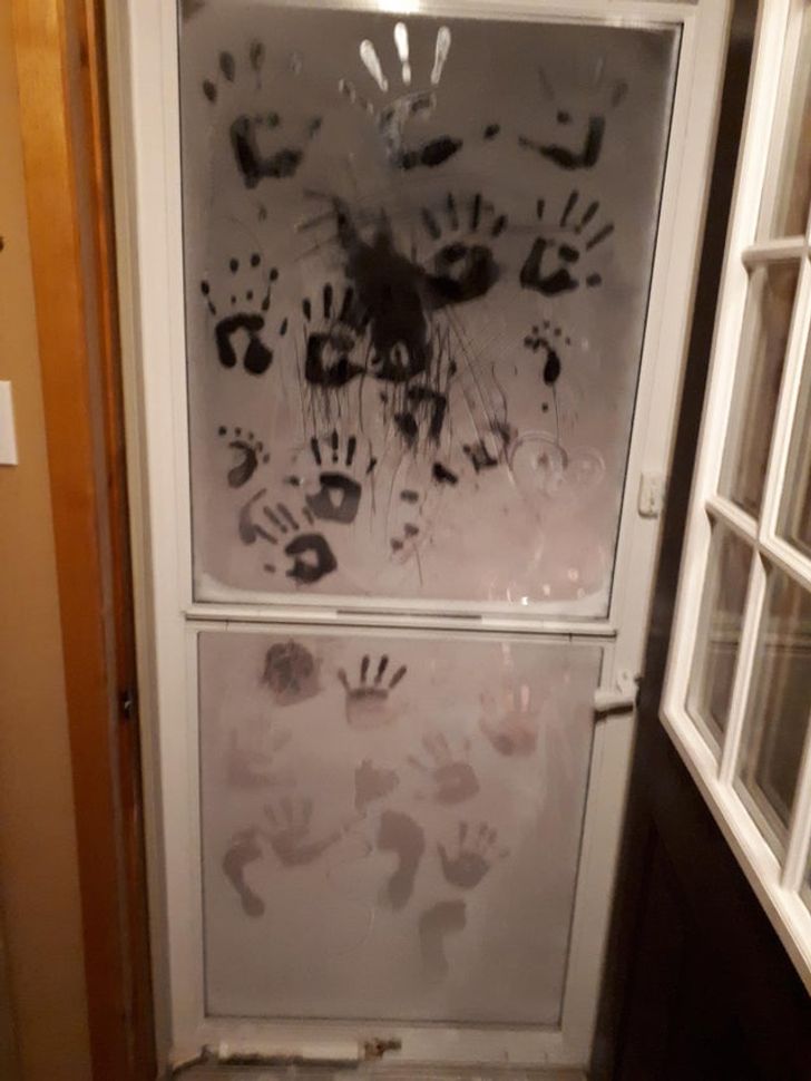 отпечатки рук на замерзшей двери