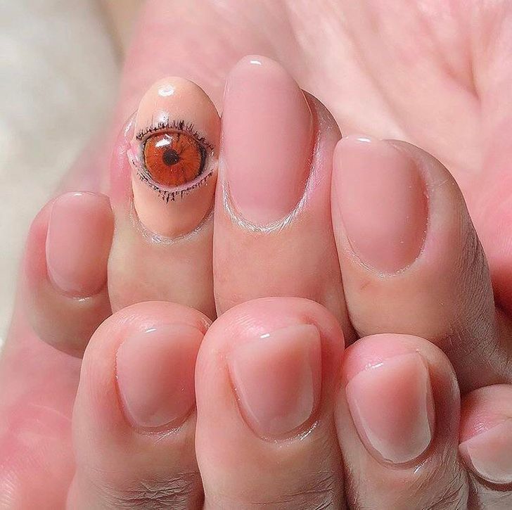 розовые ногти с рисунком глаза