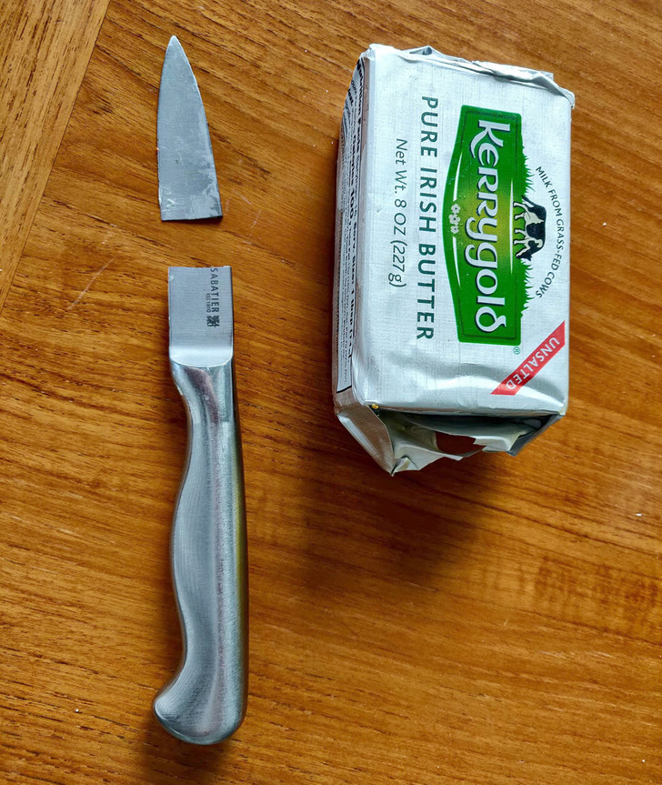 сломанный нож и пачка сливочного масла
