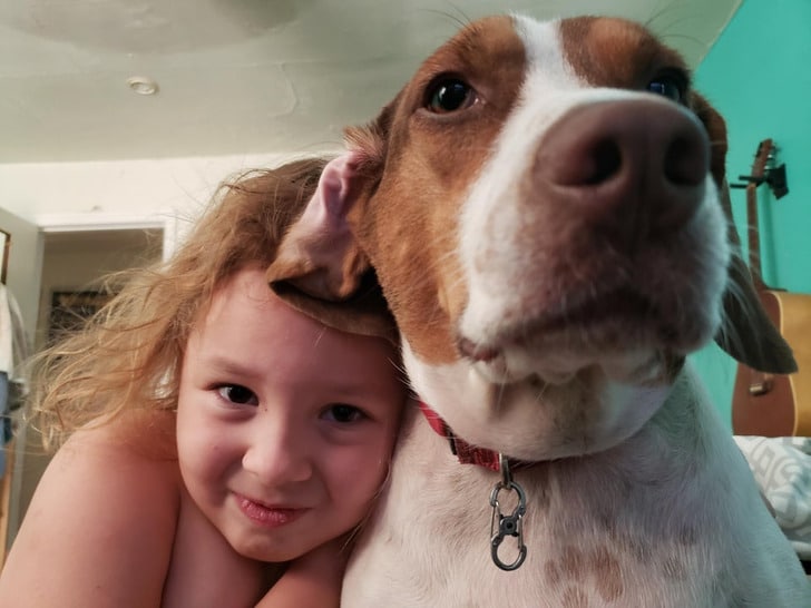 рыжая девочка и собака