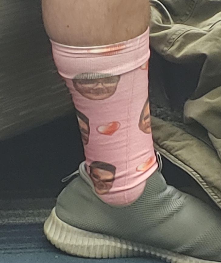 розовый носок на ноге