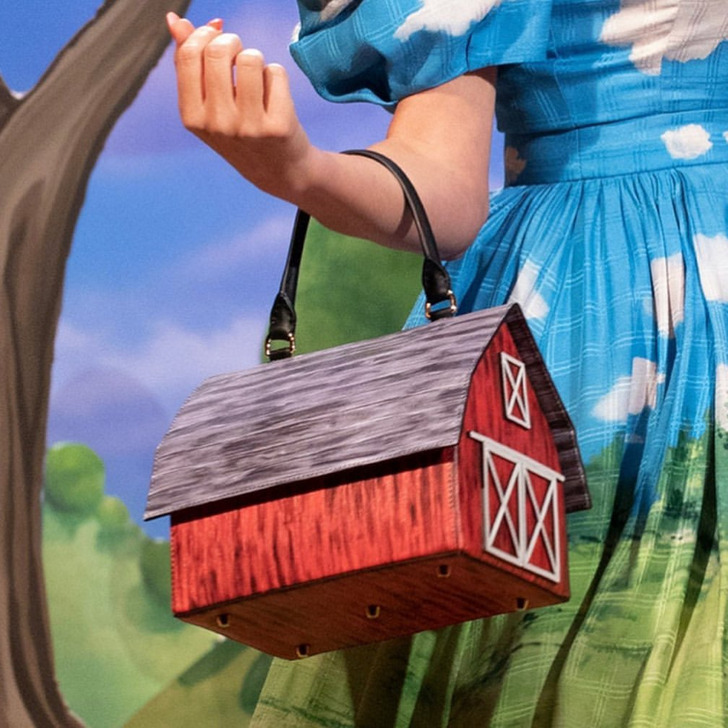 сумка в форме дома на женской руке