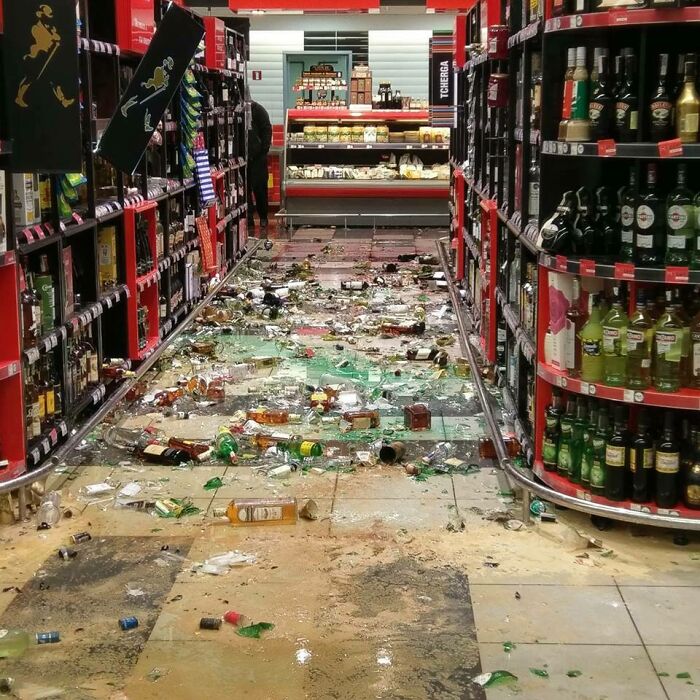 разбитый алкоголь в супермаркете