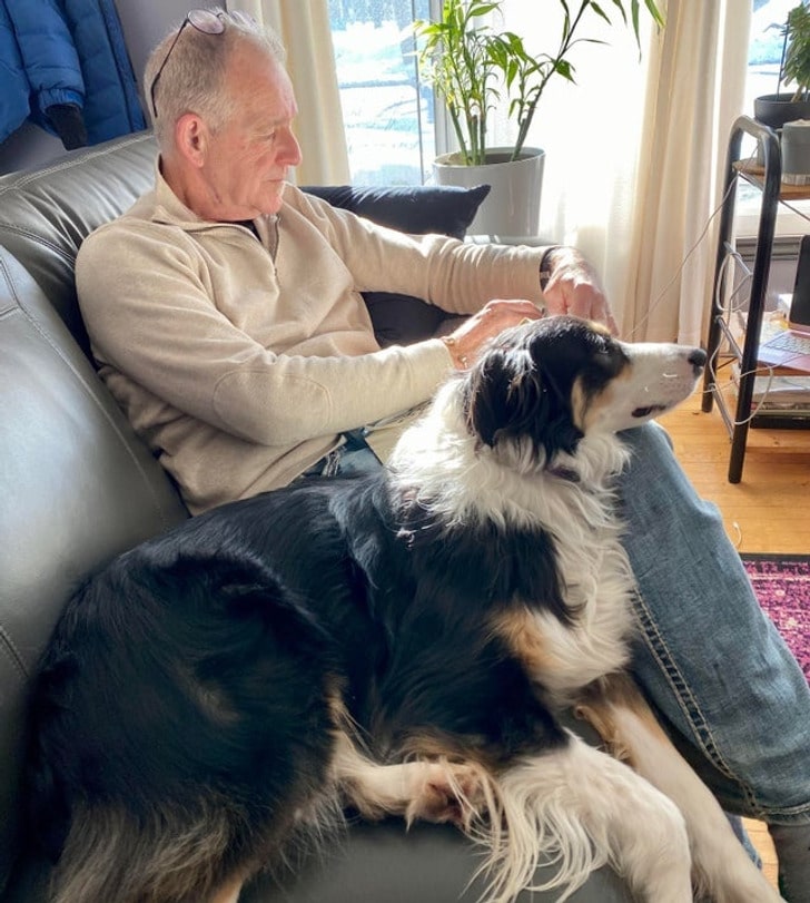 мужчина и собака на диване