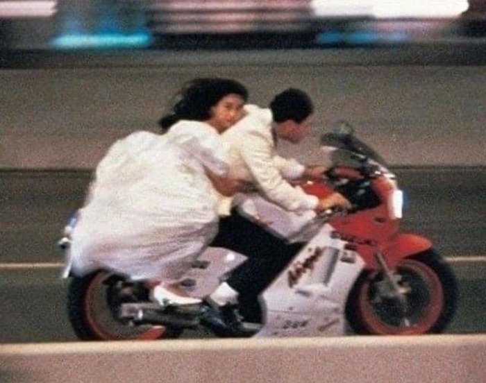 жених и невеста на мотоцикле