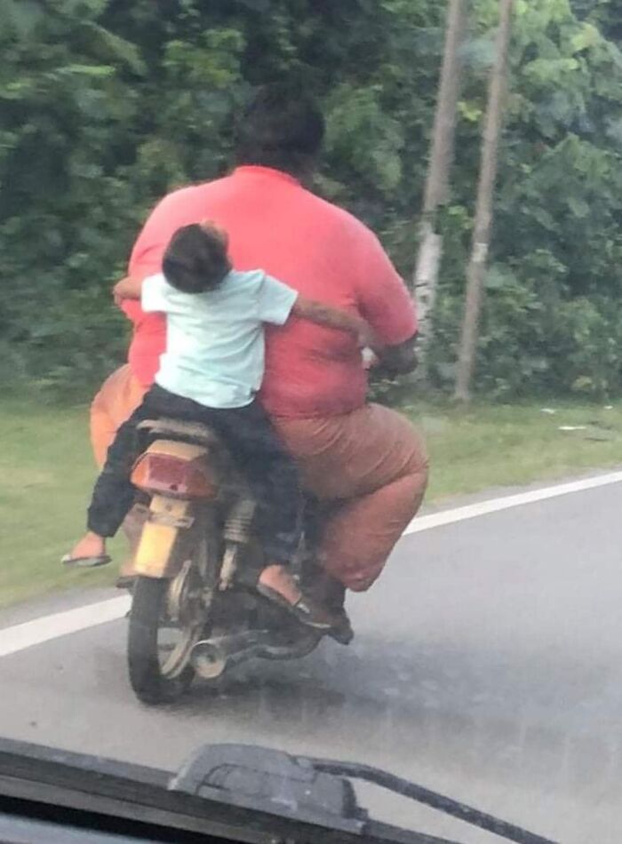 ребенок на мопеде с толстым водителем