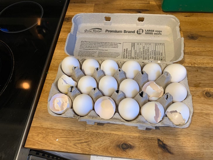 лоток с белыми яйцами и скорлупой