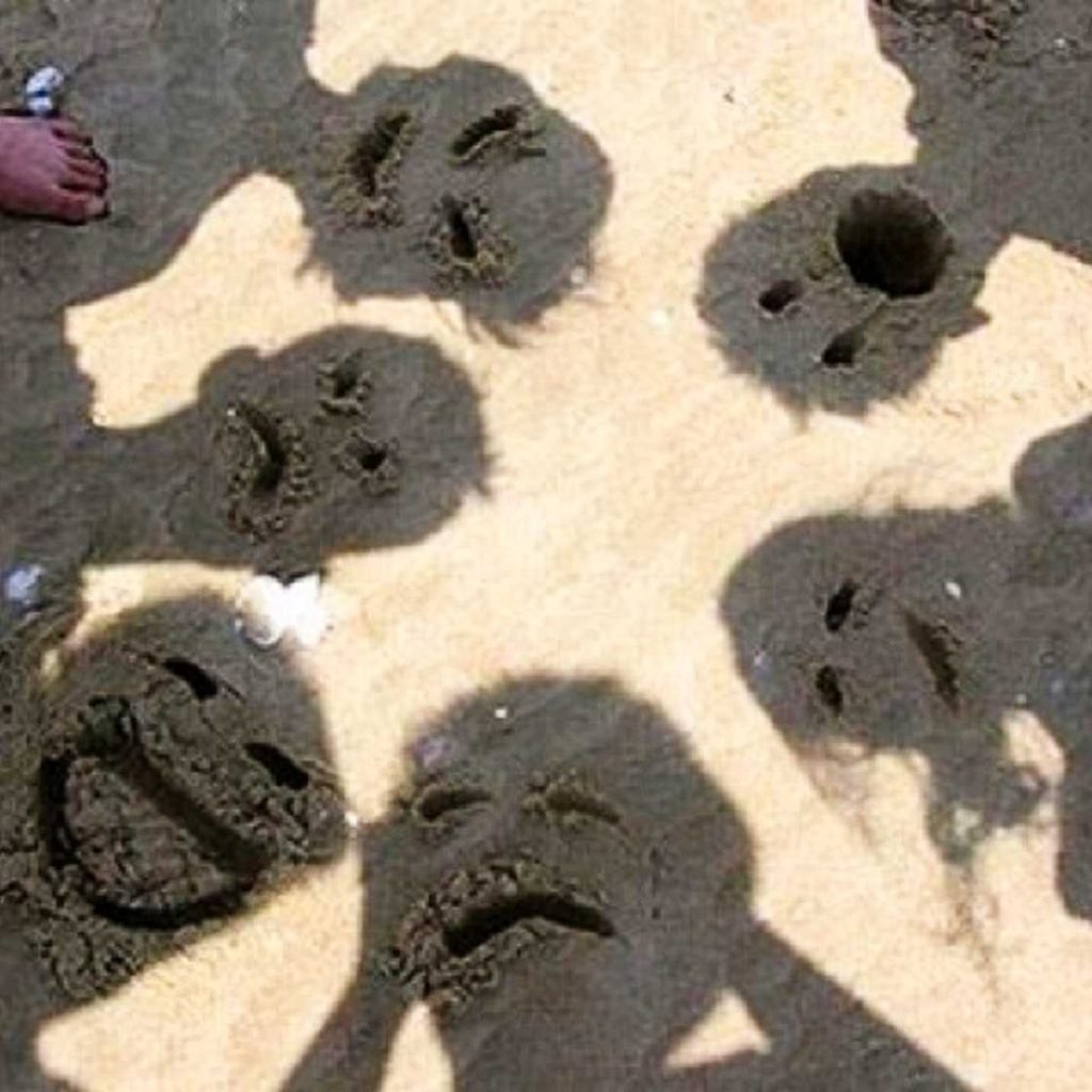 тень людей на песке