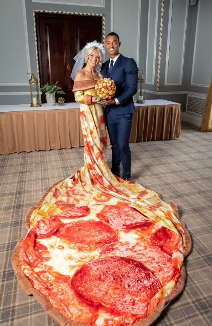 невеста в платье с принтом пиццы