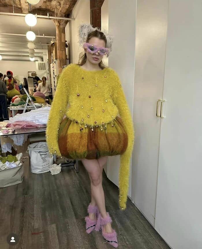 девушка в желтом свитере
