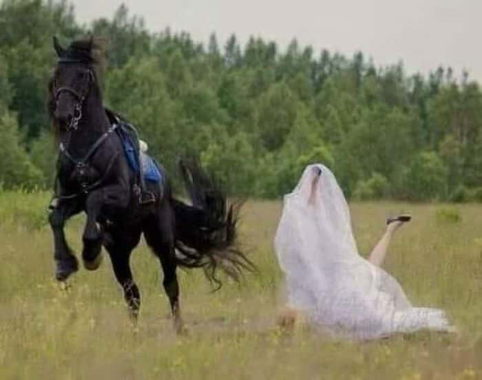 невеста упала с черной лошади