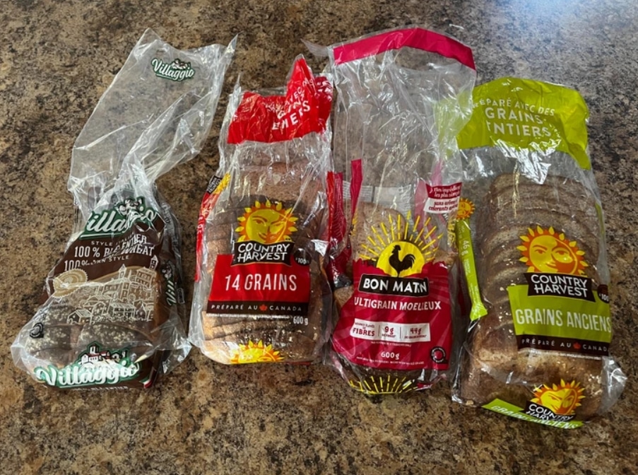 четыре упаковки с хлебом