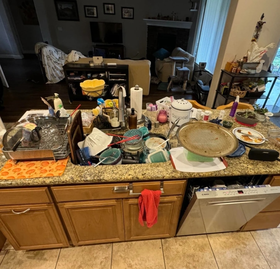 грязная посуда в кухне