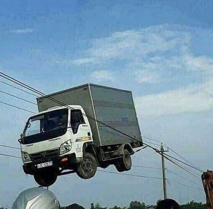 грузовик висит в высоковольтных проводах