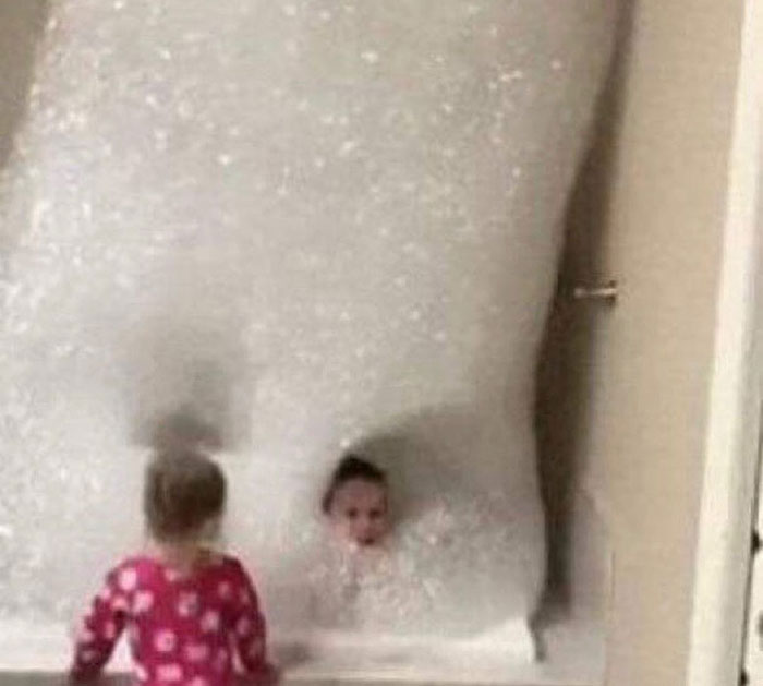 ребенок в пенной ванне