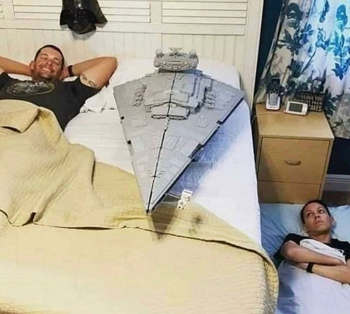 мужчина лежит в кровати с кораблем