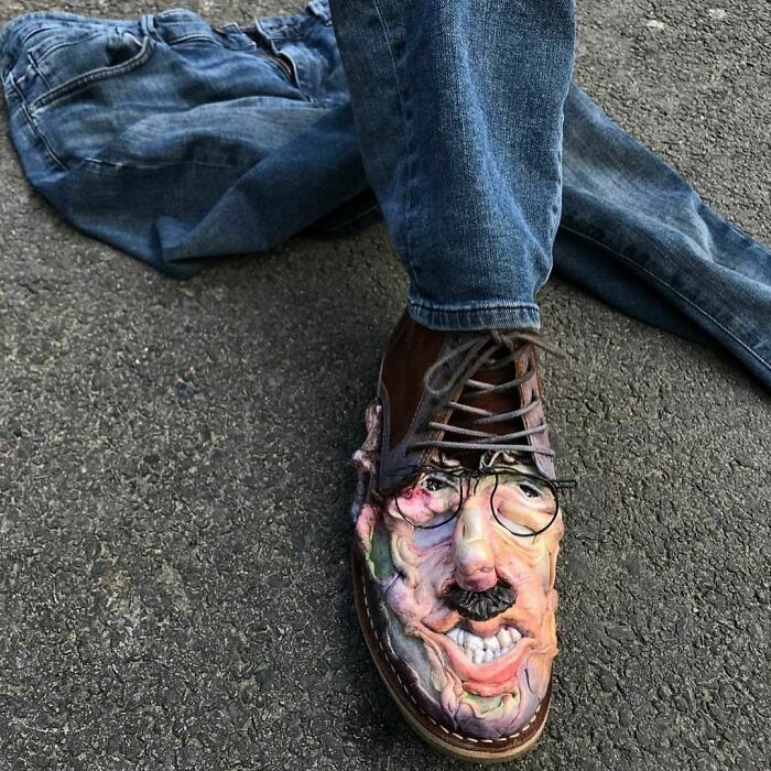 мужской ботинок с лицом