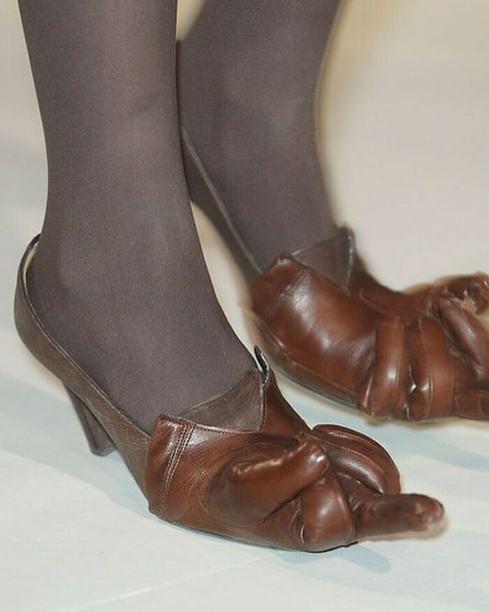 коричневые туфли на женских ногах
