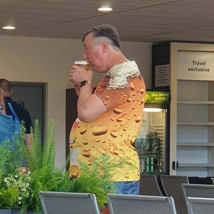 мужчина пьет пиво в футболке с пивным принтом