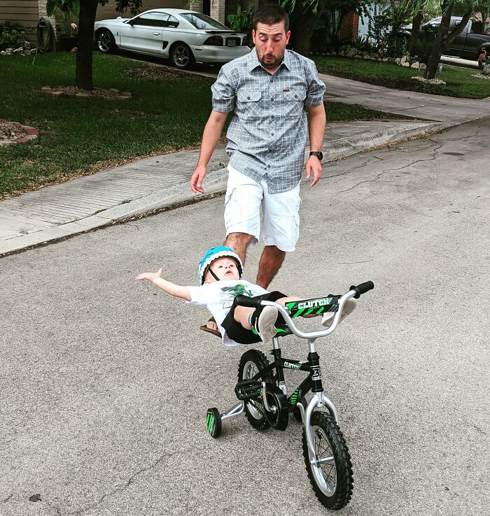 мальчик падает с велосипеда