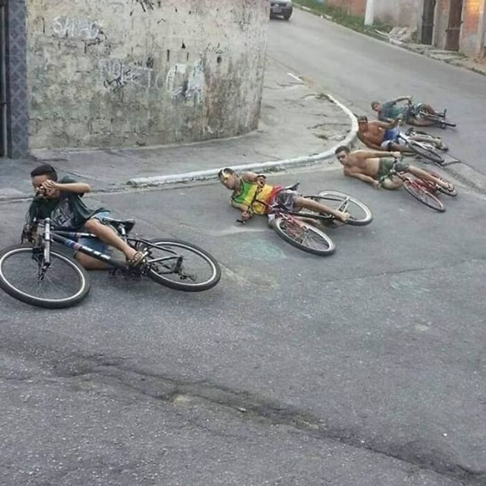 велосипедисты лежат на асфальте