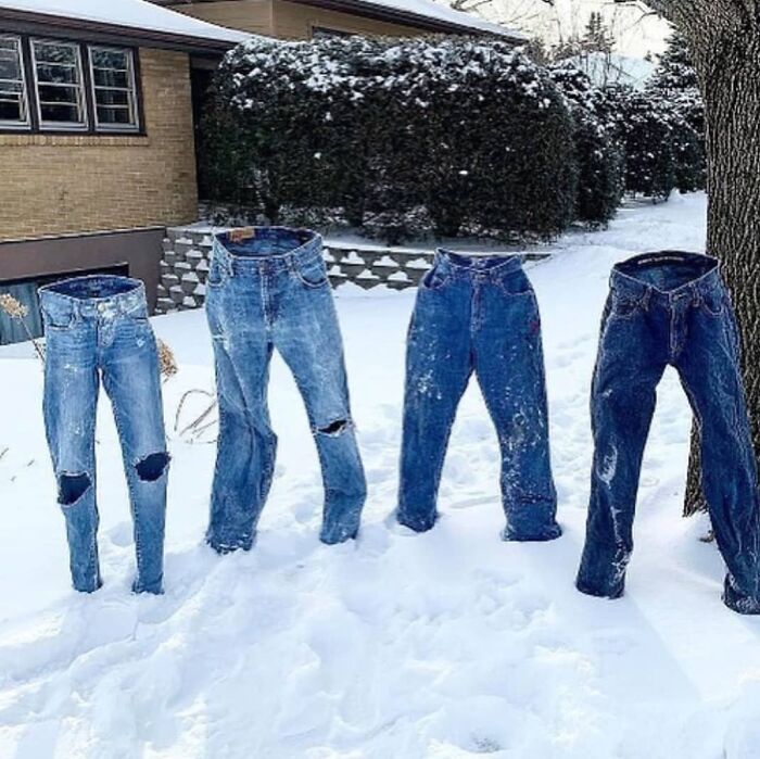 джинсы стоят на снегу