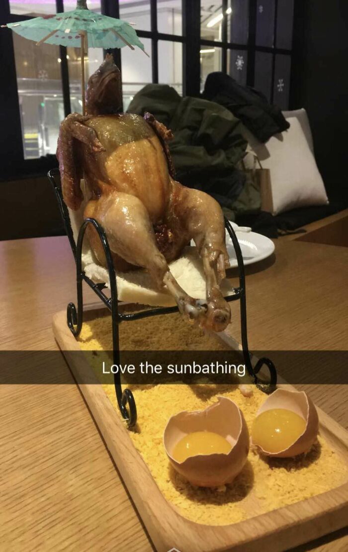 жареная курица сидит в кресле