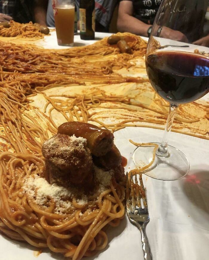 спагетти на скатерти