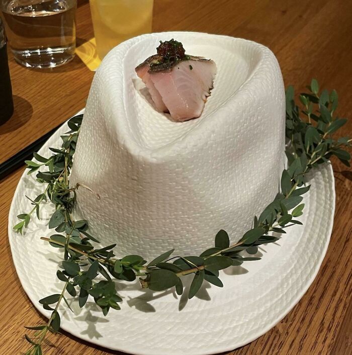суши на белой шляпе