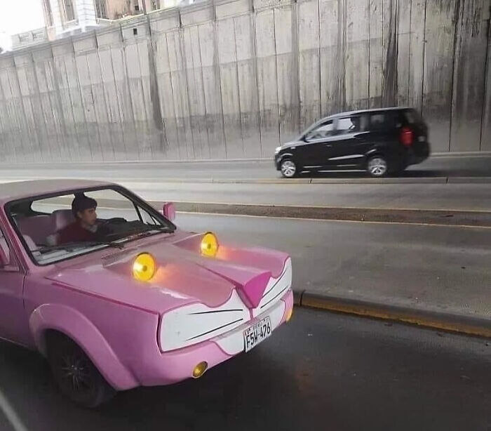 розовое авто на дороге