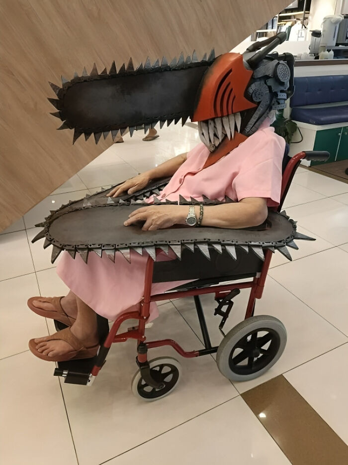 женщина в инвалидном кресле в костюме бензопилы