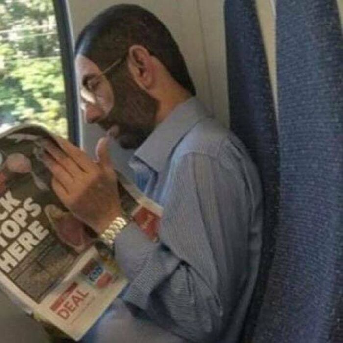 мужчина в очках читает газету
