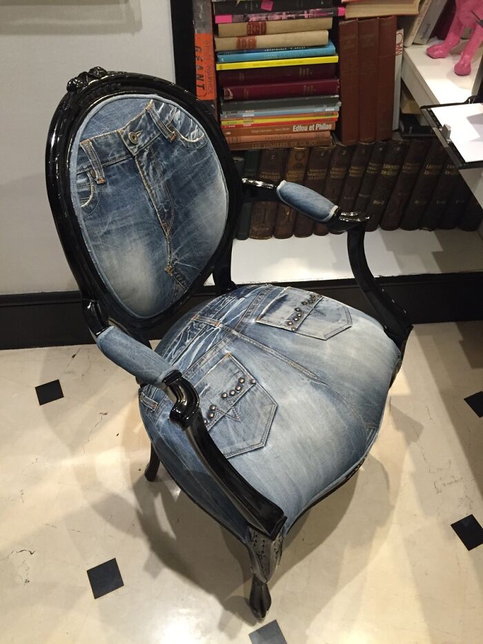 стул, обтянутый джинсами