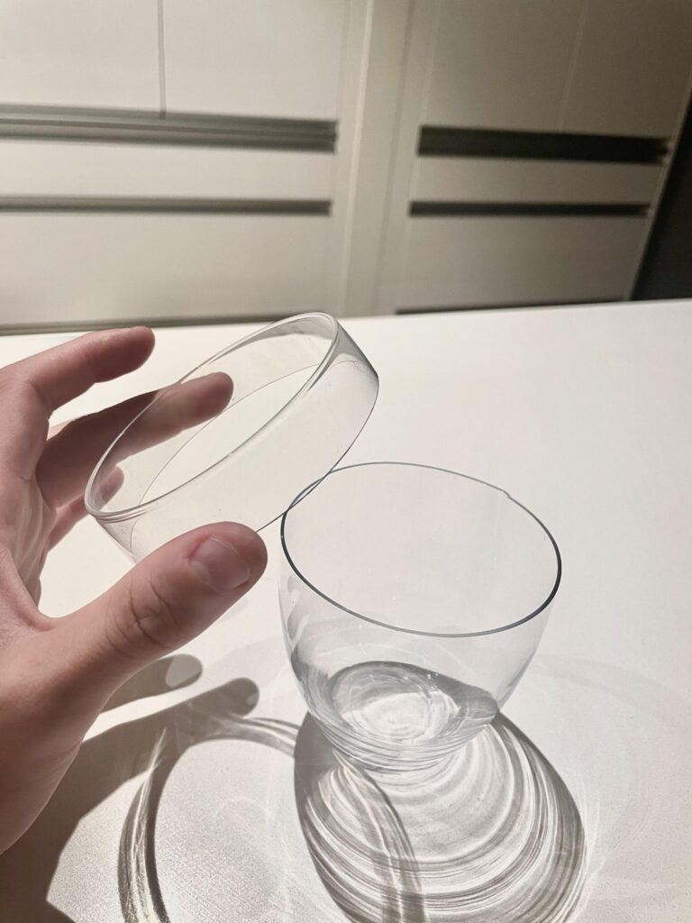 стакан лопнул пополам