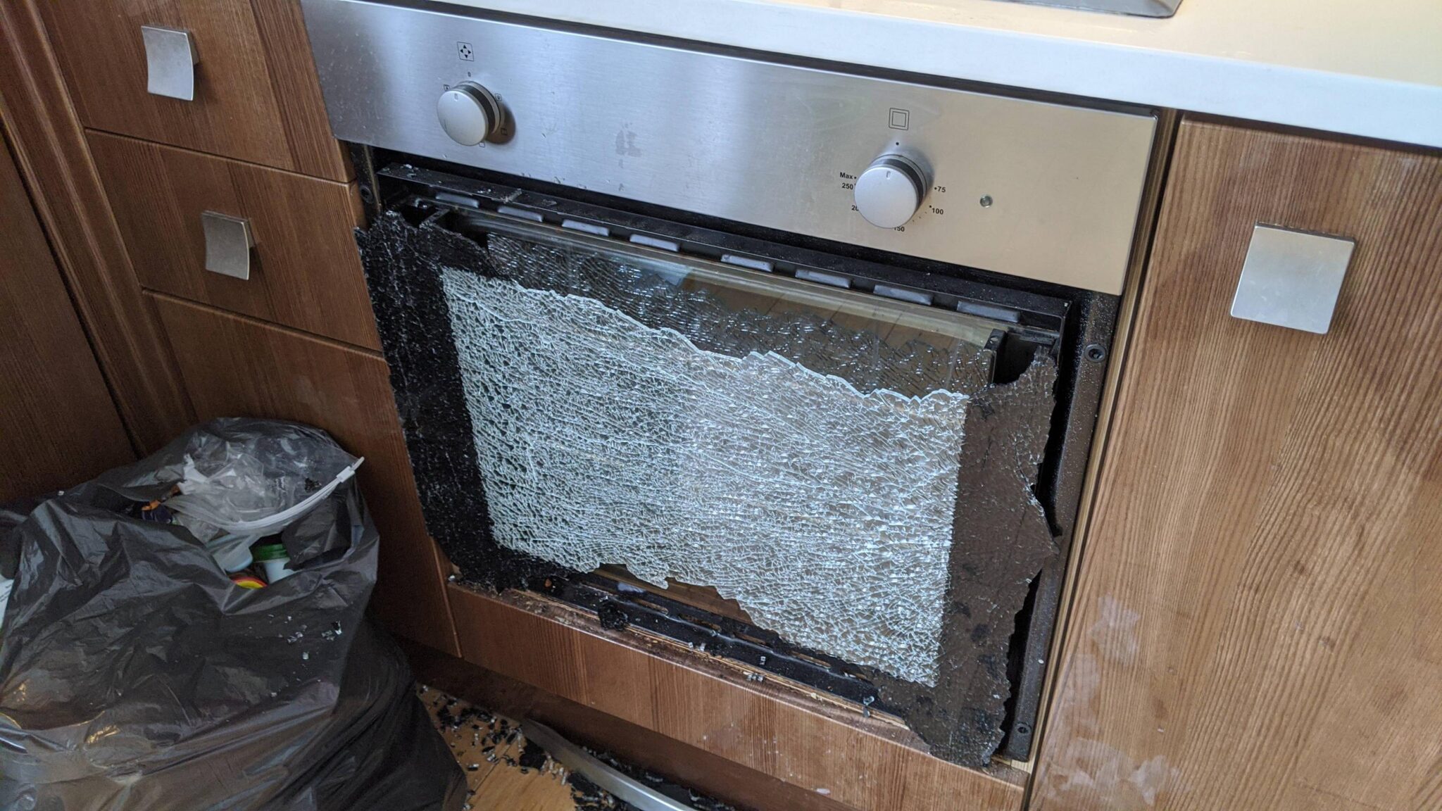 разбитая дверца духовки